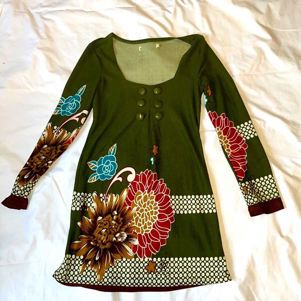 Soft green dress with flower details